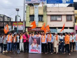 आजरा युवासेनेच्या वतीने आम. सदाभाऊ खोत यांच्या प्रतिमेला जोडे मारो आंदोलन.